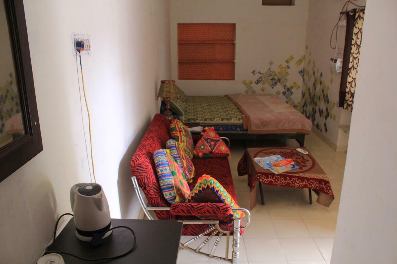 Nadya Homestay For Female & Family جايبور المظهر الخارجي الصورة